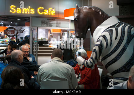 Sam's Cafe ristorante presso la stazione Gare du Midi, stazione centrale di Bruxelles Belgio Foto Stock