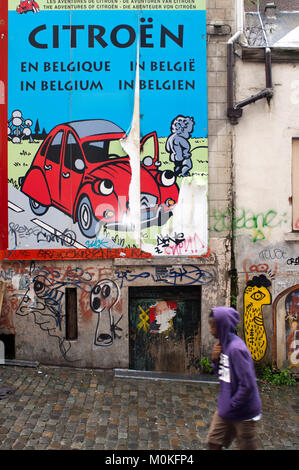 2CV muro di vernice in strada nel percorso di BD, Bruxelles, Belgio. Foto Stock