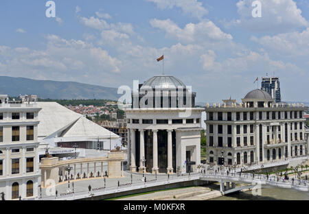 Skopje centro citta': Arte Bridge, Opera balletto, Agenzia per le comunicazioni elettroniche (Macedonia) Foto Stock