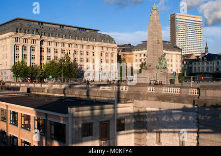 Poelaert square, il quartiere Marolles, Bruxelles, Belgio. In piazza Poelaert trovare un monumento dello scultore Charles Sargeant Jagger eretto nel 1923. Foto Stock