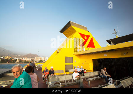 Passeggeri su un Fred Olsen ferry a Los Christianos Tenerife, Isole Canarie. Foto Stock