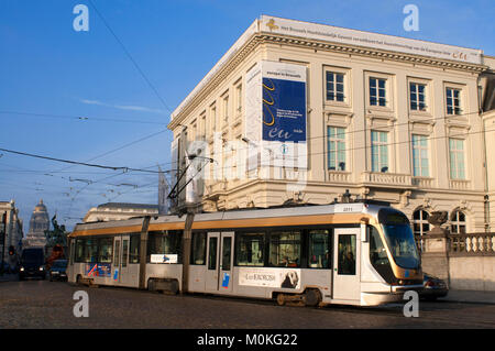 Bruxelles tram treno nella parte anteriore del Centro Informazioni Turistiche ufficio a Bruxelles, in Belgio Foto Stock