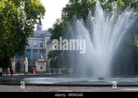 Parc de Bruxelles Warande Royal Park e di fronte al palazzo reale a Bruxelles Belgio Foto Stock