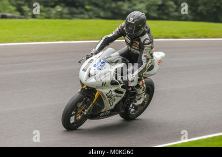 Richard Steadman avvicinando la forcina durante il Dickies British Supersport gara di Cadwell Park, vicino a Louth, Lincolnshire Foto Stock