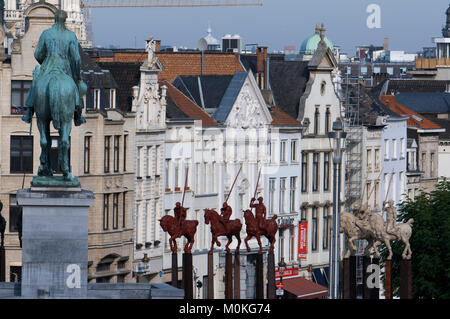 Statua gruppo "Van 3 naar 3" creato da Javier Marín a Albertinaplein, Mont des art, Royal trimestre, Bruxelles, Belgio. Foto Stock