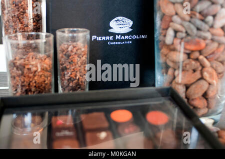 La scelta era ampia e la gamma di lusso di cioccolato belga esposti per la vendita in negozio popolare Pierre Marcolini a Bruxelles, in Belgio. Foto Stock