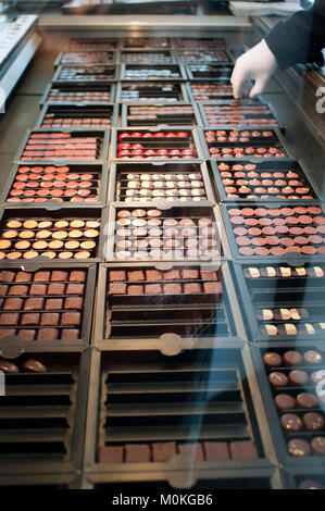 La scelta era ampia e la gamma di lusso di cioccolato belga esposti per la vendita in negozio popolare Pierre Marcolini a Bruxelles, in Belgio. Foto Stock