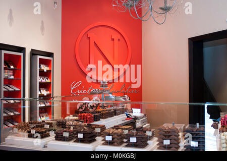 La scelta era ampia e la gamma di lusso di cioccolato belga esposti per la vendita in negozio popolare Neuhaus a Bruxelles, in Belgio. Foto Stock