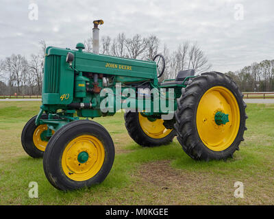 Il verde antico John Deere trattore 40 sul display nella rurale Pike Road Alabama, Stati Uniti d'America. Foto Stock