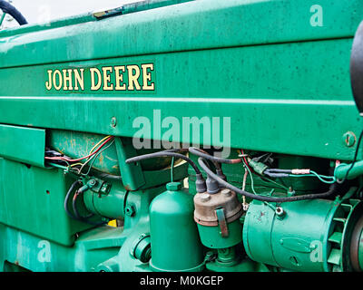 Il verde antico John Deere trattore 40 sul display nella rurale Pike Road Alabama, Stati Uniti d'America. Foto Stock