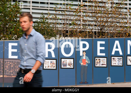 Euro simbolo di fumetti in una parete vicino edificio del Parlamento Europeo a Bruxelles. Il quartiere europeo di Bruxelles, Belgio. Foto Stock