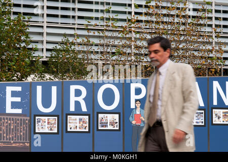 Euro simbolo di fumetti in una parete vicino edificio del Parlamento Europeo a Bruxelles. Il quartiere europeo di Bruxelles, Belgio. Foto Stock