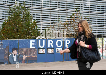 Euro simbolo di fumetti in una parete vicino edificio del Parlamento Europeo a Bruxelles. Il quartiere europeo di Bruxelles, Belgio. Foto Stock