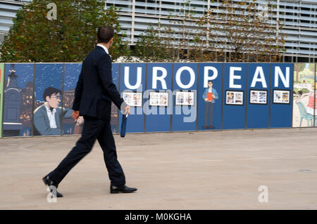 Euro simbolo di fumetti in una parete vicino edificio del Parlamento Europeo a Bruxelles. Il quartiere europeo di Bruxelles, Belgio. Foto Stock