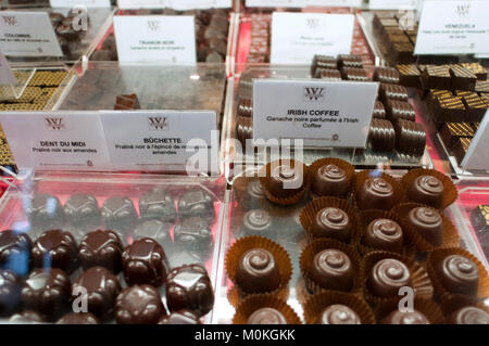 La scelta era ampia e la gamma di lusso di cioccolato belga esposti per la vendita in negozio popolare Wittamer a Bruxelles, in Belgio. Foto Stock