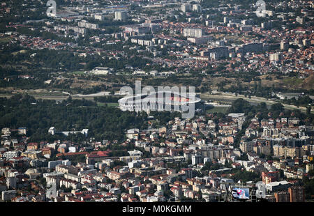 Vista panoramica di Skopje da Vodno mountain, con Filippo II National Arena, Macedonia Foto Stock