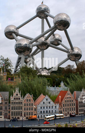 Bruparck Mini Europe Theme Park, Bruxelles, Belgio. Viste di Atomium Foto Stock