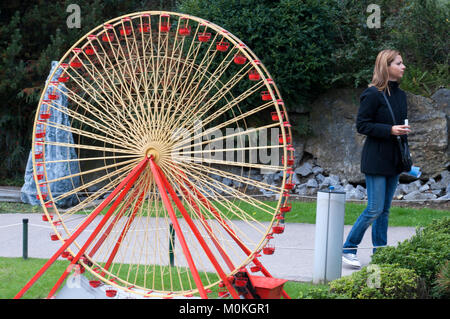 Bruparck Mini Europe Theme Park, Bruxelles, Belgio. Viste di una ruota panoramica Ferris Foto Stock