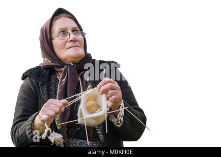 Masuleh, IRAN - 22 dicembre 2017 close up ritratto di una donna anziana maglia calza di lana isolato su bianco. Provincia Gilan Foto Stock