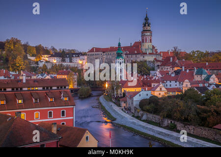 Visualizzazione classica del centro storico della città di Cesky Krumlov con il famoso castello di Cesky Krumlov nel bellissimo twilight all'alba, Bohemia Repubblica Ceca Foto Stock