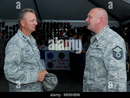 Il Maggiore Generale Antonio tedesco, l'Aiutante Generale di New York, colloqui con Airman della 174ma parafango attacco durante una visita a New York Air National Guard presentano al New York State Fair a Siracusa, N.Y. su agosto, 31, 2017. La mostra include un display di attrezzature utilizzate dalla Air Force delle forze di sicurezza, armi inerti, meteorologia, attrezzature e il mockup di una stazione di controllo di terra usato per controllare il MQ-9 pilotato a distanza di aeromobili. (U.S. Air National Guard Foto Stock