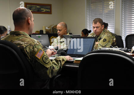 Texas Army National Guard Col. David Farr, ex giudice personale avvocato per la trentaseiesima divisione di fanteria, ascolta come un collega ripercorre la storia di un soldato rivolta verso la separazione amministrativa a presidio della sede centrale di comando a Camp Mabry, Texas, nov. 3, 2017. Col. David Farr lasciato il suo ruolo come 36th ID personale del giudice avvocato nel gennaio 2018, e fu succeduto da Lt. Col. Doug Whitaker. (U.S. Esercito Foto Stock