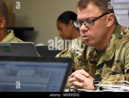 Col. David Farr, ex giudice personale avvocato per il Texas Army National Guard per la trentaseiesima divisione di fanteria, recensioni case histories di soldati rivolta verso la separazione amministrativa a presidio della sede centrale di comando a Camp Mabry, Texas, nov. 3, 2017. Col. David Farr lasciato il suo ruolo come 36th ID personale del giudice avvocato nel gennaio 2018, a portare la sua competenza giuridica al Texas Dipartimento militare congiunto del quartier generale della forza. (U.S. Esercito Foto Stock