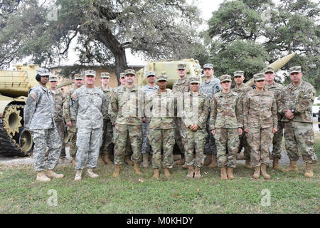 Esercito Col. David Farr, ex giudice personale avvocato per il Texas National Guard per la trentaseiesima divisione di fanteria (a destra), si erge con Lt. Col. Doug Whitaker, precedentemente noto come con il Sud in zona centrale la Guardia Nazionale Ufficio di presidenza della versione di prova del servizio di difesa (secondo da destra), e un gruppo di 36th ID giudice degli avvocati e assistenti presso il presidio della sede centrale di comando a Camp Mabry, Texas, nov. 3, 2017. Col. David Farr lasciato il suo ruolo come 36th ID personale del giudice avvocato nel gennaio 2018, a portare la sua competenza giuridica al Texas Dipartimento militare congiunto del quartier generale della forza. (U.S. Esercito Foto Stock