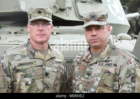 Esercito Col. David Farr, ex giudice personale avvocato per il Texas National Guard per la trentaseiesima divisione di fanteria (a destra), si erge con il suo successore, Lt. Col. Doug Whitaker, presso il presidio della sede centrale di comando a Camp Mabry, Texas, nov. 3, 2017. Col. David Farr lasciato il suo ruolo come 36th ID personale del giudice avvocato nel gennaio 2018, a portare la sua competenza giuridica al Texas Dipartimento militare congiunto del quartier generale della forza. (U.S. Esercito Foto Stock