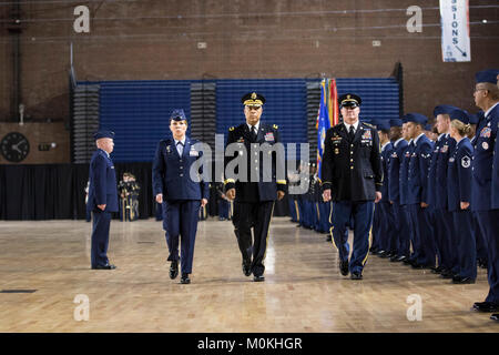 Col. Tracy D. Smith, la missione del gruppo di supporto Commander (sinistra), Briga. Gen. William J. Walker, deliberando Comandante generale del Distretto di Columbia Guardia Nazionale (centro), e il comando Sgt. Il Mag. Michael F. Brooks, Senior arruolato leader (a destra), la truppa di linea durante la premiazione annuale e la decorazione cerimonia alla forza comune sede di Washington D.C., a dicembre 3. 2017. La cerimonia è un promemoria del lascito di eccellenza e di rilevanza che si tengono in tutto il Distretto di Columbia Guardia Nazionale. (U.S. Esercito nazionale Guard Foto Stock