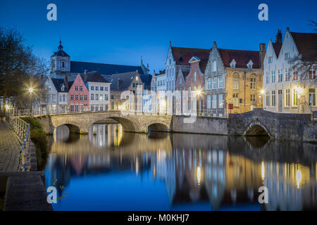 Classic vista da cartolina del centro storico della città di Brugge, a cui spesso viene fatto riferimento come la Venezia del Nord, con turisti facendo un giro in barca lungo famo Foto Stock