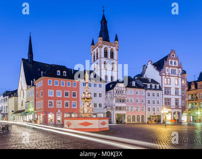 La città storica di Treviri con il famoso mercato Hauptmarkt e piazza San Gangolf chiesa in bella crepuscolo al tramonto, Renania-Palatinato, Germania Foto Stock