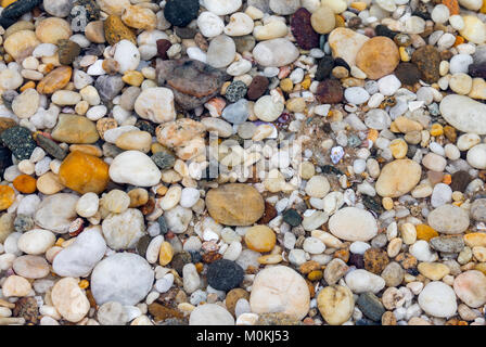 Rocce e ciottoli in acqua cristallina Foto Stock