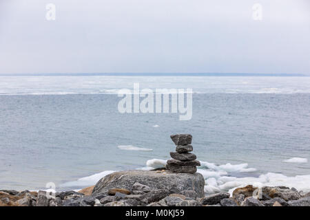 Pila di rocce sulla spiaggia rocciosa Foto Stock