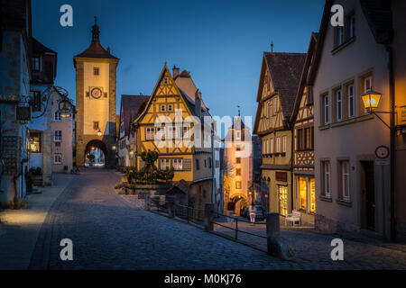 Visualizzazione classica della città medievale di Rothenburg ob der Tauber illuminato nel bellissimo crepuscolo serale durante ore Blu al tramonto, Baviera, Germania Foto Stock