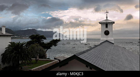 Vista della baia. Città di Simon ( Simonstad), a volte scritto Simonstown.torre dell Orologio di SA Museo Navale della casa del montante. Il clock è stata fatta da Dutton Foto Stock