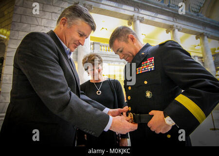 Brig. Gen. Doug Cherry (a destra), il vice comandante generale, 76th divisione (la risposta operativa), riceve assistenza da suo cognato Phil Larson nel mettere su gli ufficiali generali cinghia, come sua sorella Karen Larson guarda, durante la sua cerimonia di promozione a generale di brigata gen. 6 presso la Utah State Capital building a Salt Lake City. La ciliegia ha aderito l'esercito nel 1983 e ha servito in una varietà di posizioni di leadership durante la sua lunga carriera. (Ufficiale DEGLI STATI UNITI La riserva di esercito Foto Stock