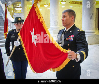 La riserva di esercito di Brig. Gen. Doug Cherry (a destra), il vice comandante generale, 76th divisione (la risposta operativa), distende il generale di brigata ufficiali bandiera, durante la sua cerimonia di promozione a generale di brigata gen. 6 presso la Utah State Capital building a Salt Lake City. La ciliegia ha aderito l'esercito nel 1983 e ha servito in una varietà di posizioni di leadership durante la sua lunga carriera. (Ufficiale DEGLI STATI UNITI La riserva di esercito Foto Stock