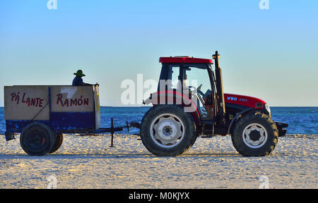 Сayo Coco Beach, Cuba, 22 Dicembre 2017: trattore con un rimorchio su di una spiaggia di sabbia. Foto Stock