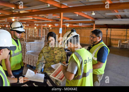 PONCE, Puerto Rico - Master Sgt. Tatshee L. Simmons, Illinois Esercito Nazionale Guardia, va oltre la giornata di materiali in entrata programmare con i membri del suo team Gen 16, presso il porto di Ponce, magazzino, gestito da USACE Task Force restauro di potenza. Poiché assumendo la gestione del magazzino e appoggio le operazioni di cantiere dic. 22, 2017, i materiali sono stati spinti a forze lavoro di costruzione quasi il giorno stesso del loro arrivo. (U.S. Esercito Foto Stock