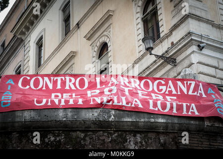 Roma, Italia. Il 22 gennaio, 2018. Appuntamento alle prime ore del giorno questa mattina, lunedì 22 gennaio, per i viaggiatori che lavorano ogni giorno nella città di Roma. Una guarnigione sotto gli uffici del Dipartimento del Commercio degli Stati Uniti di Roma capitale, in via dei Cerchi, che accompagna lo sciopero proclamato dal sindacato le iniziali. Credito: Andrea Ronchini/Pacific Press/Alamy Live News Foto Stock