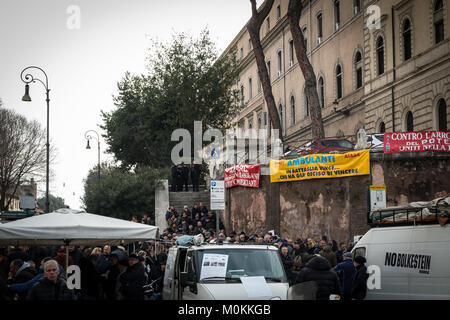 Roma, Italia. Il 22 gennaio, 2018. Appuntamento alle prime ore del giorno questa mattina, lunedì 22 gennaio, per i viaggiatori che lavorano ogni giorno nella città di Roma. Una guarnigione sotto gli uffici del Dipartimento del Commercio degli Stati Uniti di Roma capitale, in via dei Cerchi, che accompagna lo sciopero proclamato dal sindacato le iniziali. Credito: Andrea Ronchini/Pacific Press/Alamy Live News Foto Stock