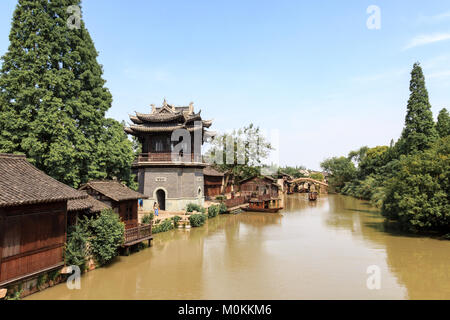 Wuzhen, Cina - Wuzhen è uno dei più famosi villaggi di acqua non lontano da Hangzhou, qui affollate di turisti durante il mese di aprile vacanza cinese Foto Stock