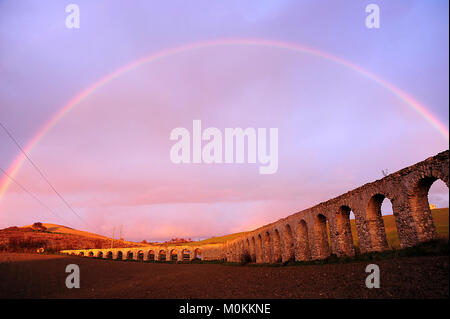 Vista di acquedotto romano a Monte Romano, Italia, gen. 16, 2018. ( Foto Stock