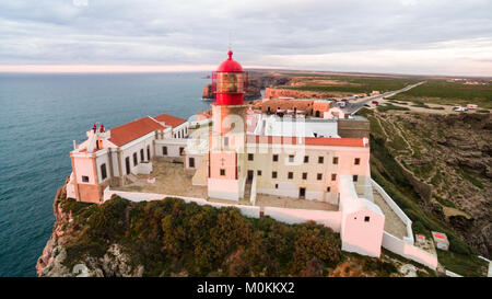 Vista del faro e le scogliere di Capo San Vincenzo al tramonto. Europa continentale più a sud-occidentale, Sagres Algarve. Foto Stock