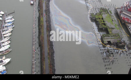 Braccio di contenimento è posto attorno a diverse aree attorno ad un molo fatiscente per impedire ulteriore diffusione di una patina sulla superficie del fiume Columbia in Astoria, Oregon, 20 gennaio, 2018. Coast Guard Incident Management Division Astoria personale sono sulla scena e dirigere gli sforzi di pulitura mediante contratti di personale da Global Diving e recupero. Stati Uniti Coast Guard Foto Stock