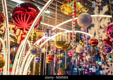 Varie palla di Natale ornamenti pendenti di decorazione Foto Stock