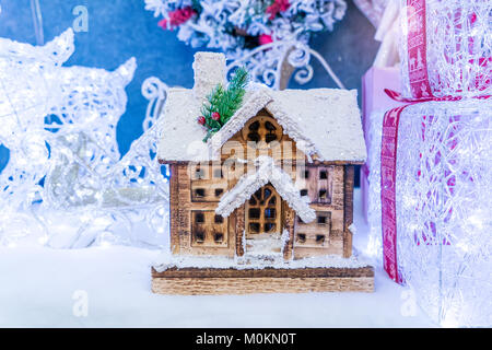 Casa in legno modello e le decorazioni di Natale Foto Stock