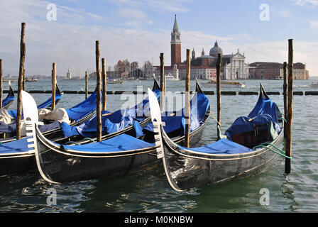 Gondole parcheggiate a Venezia. Viaggio in Italia Foto Stock