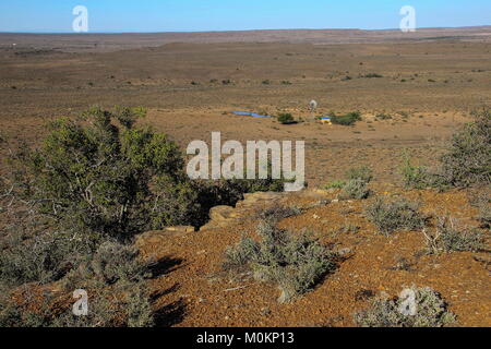 Paesaggio Karoo settentrionale della provincia del Capo Sud Africa un vasto e arida regione naturale, l'immagine in formato paesaggio con spazio di copia Foto Stock